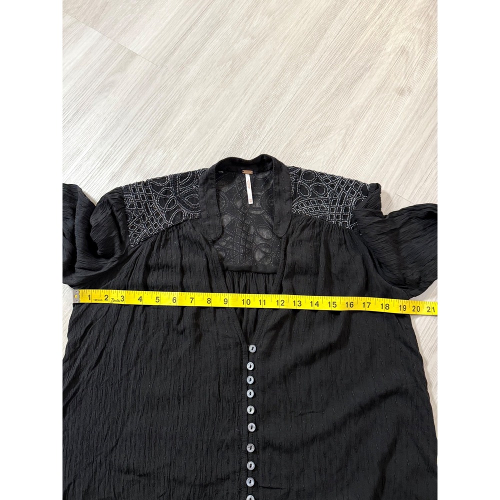 Free People Black Crinkle Gauze Lace Shoulder Button Down Blouse XS OB524584 - Picture 7 of 13